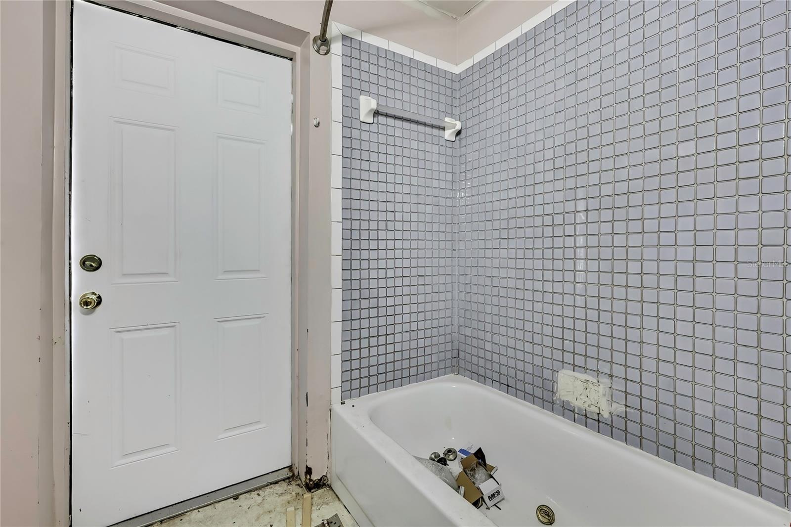 WHISPERING OAKS - Residential