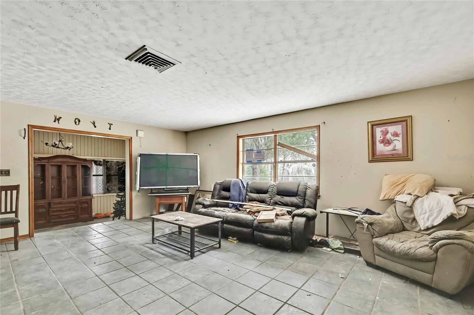 WHISPERING OAKS - Residential