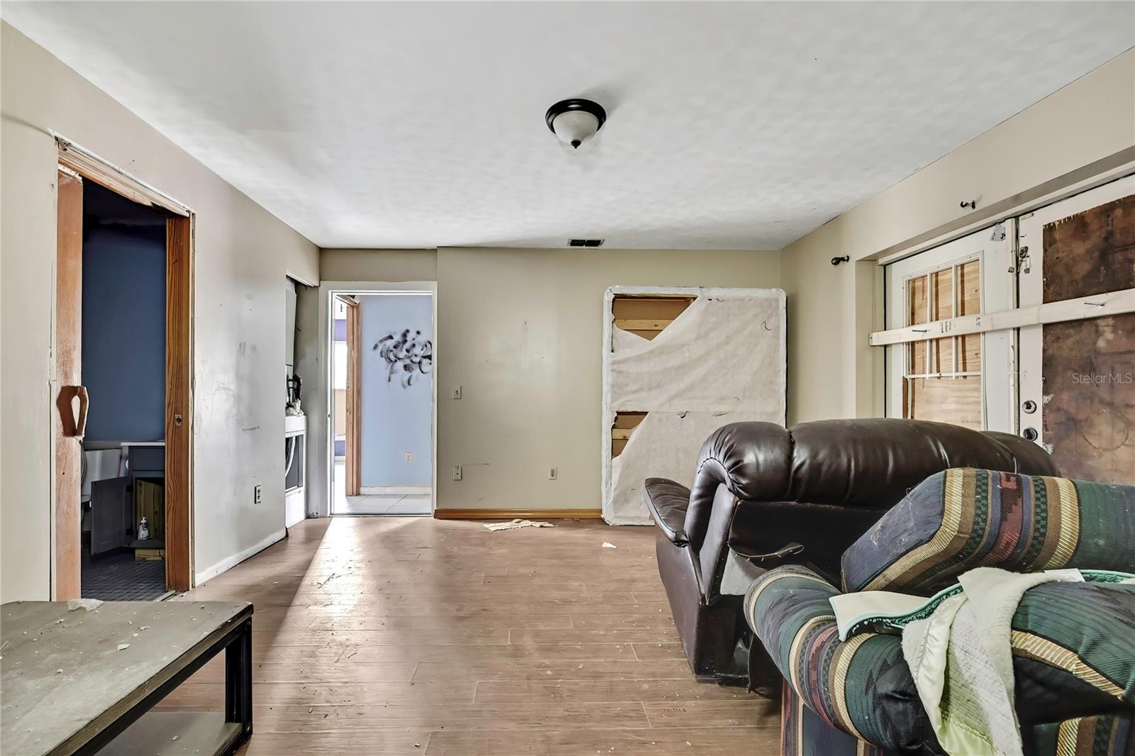 WHISPERING OAKS - Residential