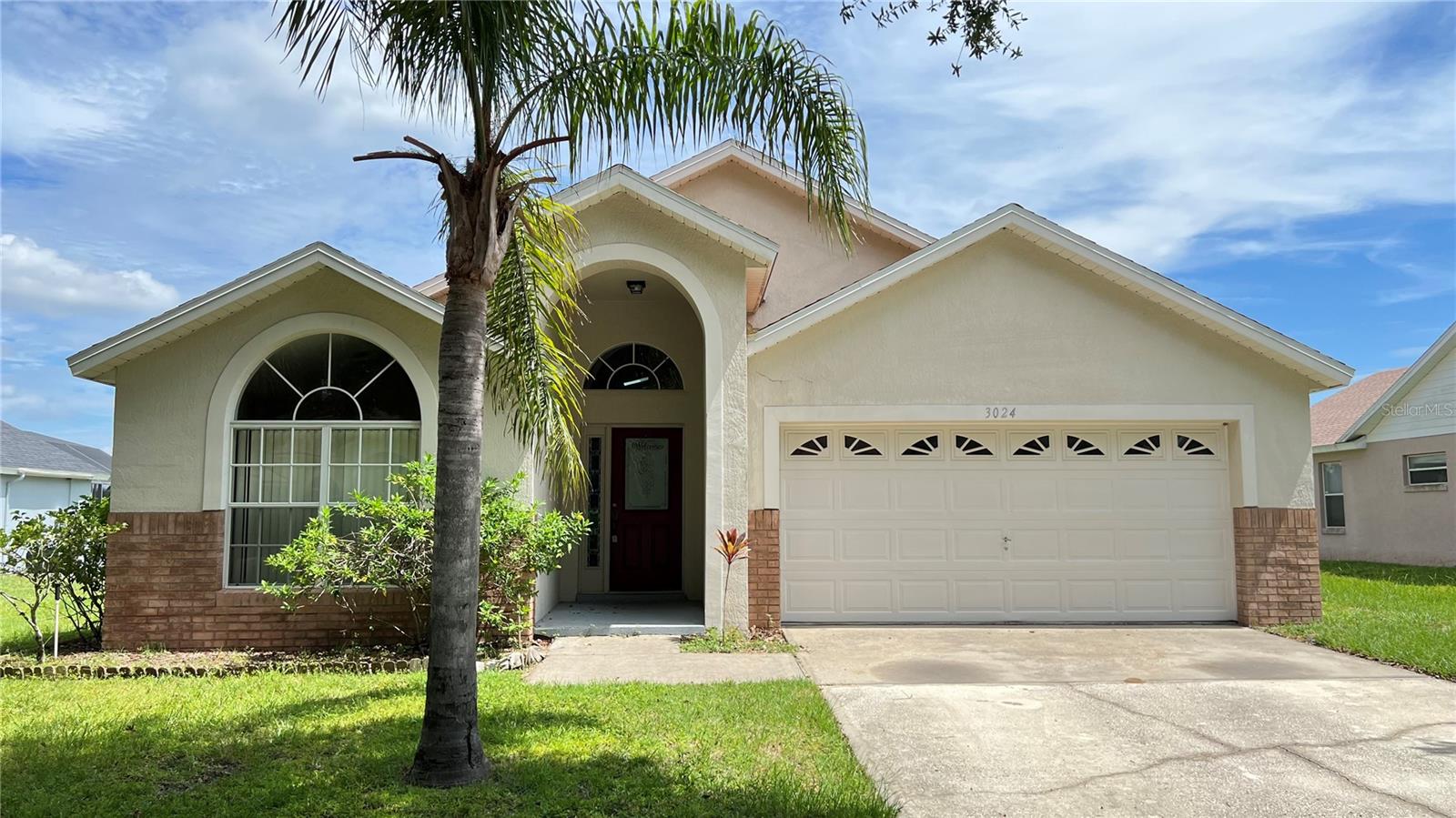 Single-family pool home with 5 bedrooms, 4 baths. Screen enclosed pool, dining area/living room. All appliances included. It is 2265 Sq.Ft. Tile throughout the living areas, very spacious with 2 master suites.
This home is located in the Orange Tree Community, Clermont. Approximately 8.5 miles away from Disney Main gate, by highway 27, very close to Wal-Mart Super Center, Lowes, post office, banks, restaurants, gas station, library, and a lot of convenience stores.