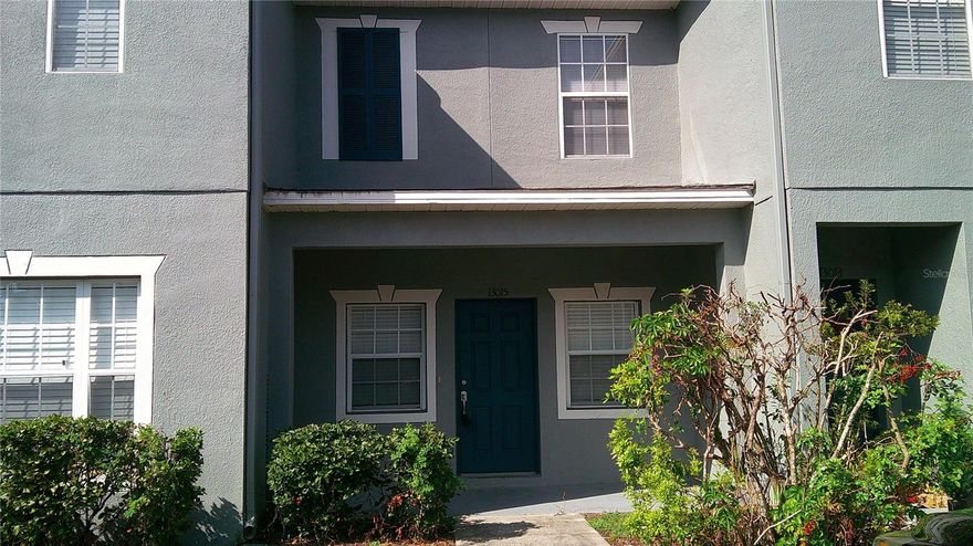 GIBSONTON: 2 Bed/2.5Bath Townhome in gated community. It features a tiled foyer entering into the living room/dining room. The kitchen features a tiled floor, breakfast bar, all appliances including the washer/dryer, walk-in pantry. Large screened lanai.