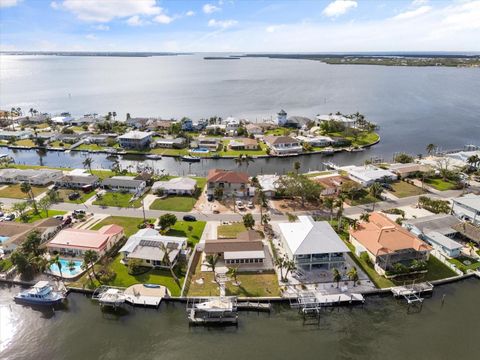 A home in PALMETTO