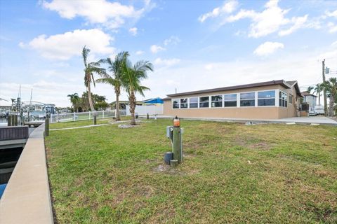 A home in PALMETTO