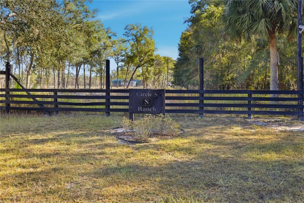 Photo of 1 NE 115th Lane Road, Fort Mccoy, FL 32134 (MLS # OM727807)
