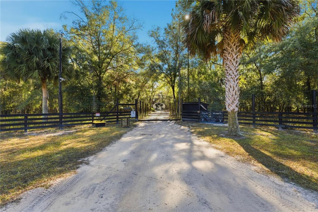 Photo of 1 NE 115th Lane Road, Fort Mccoy, FL 32134 (MLS # OM727807)