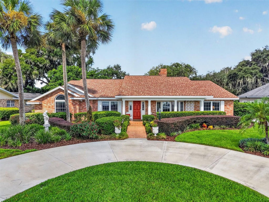 Photo of 3081 Lakeshore Drive, Mount Dora, FL 32757 (MLS # G5117467)