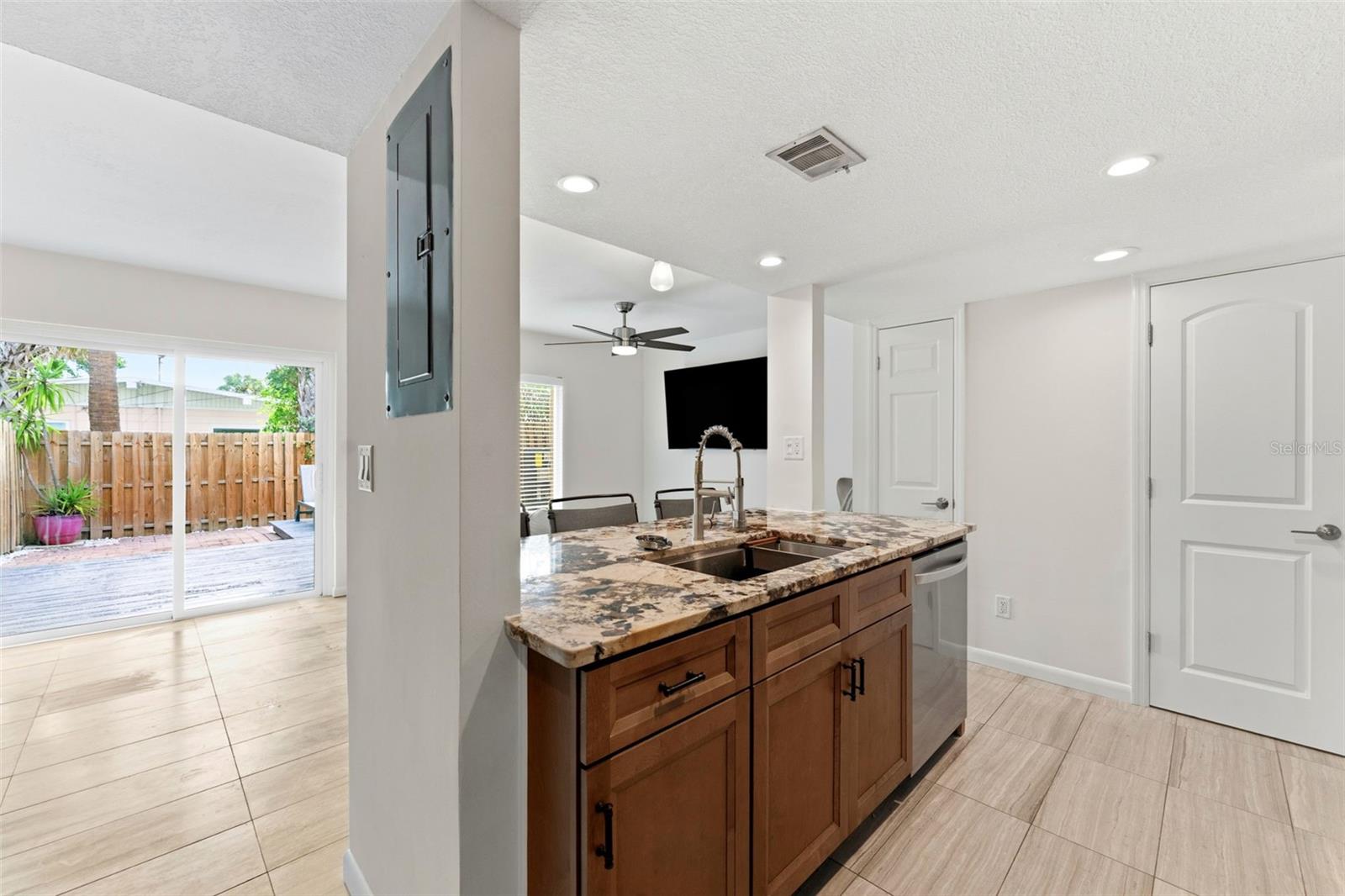 DAVIS ISLANDS PB10 PG52 TO 57 - Residential