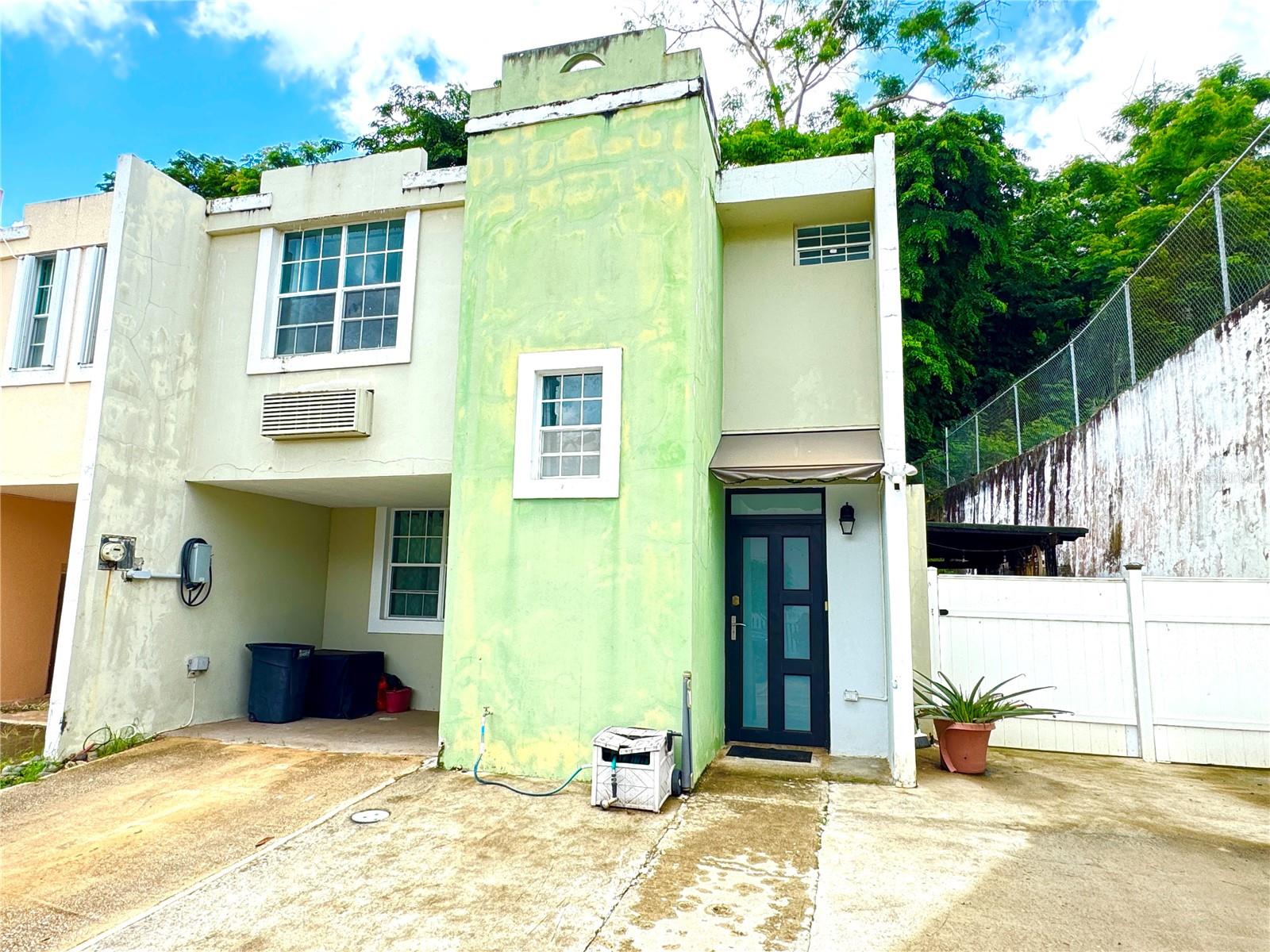 Gated Community property in a prime location. It features 3 bedrooms, 2.5 bathrooms (master bedroom with full bathroom and walk-in closet), living room, kitchen, dining room, family room, terrace and balcony on a 307-square-meter fenced lot. It includes: 3 air conditioners, washer and dryer, microwave, 3 ceiling fans, water heater (mains electricity), security door, water tan, lamps, curtains, mirrored closet doors in 2 bedrooms, security cameras, integrated iron grilles and screens. The development is 2 minutes from Los Paseos Shopping Center and features a swimming pool, gazebo, playground area and half-basketball court.