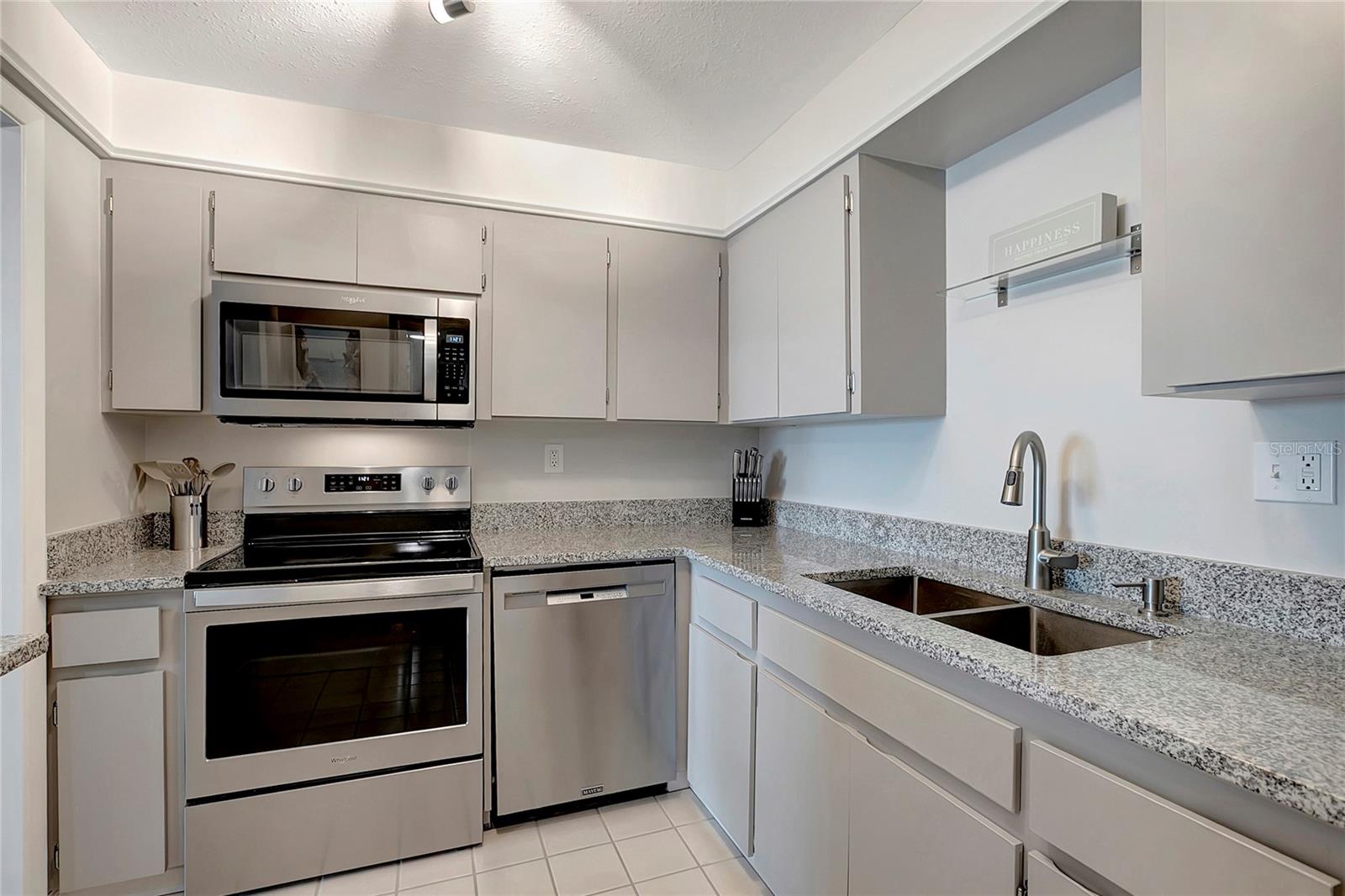 THREE PALMS POINTE CONDO - Residential