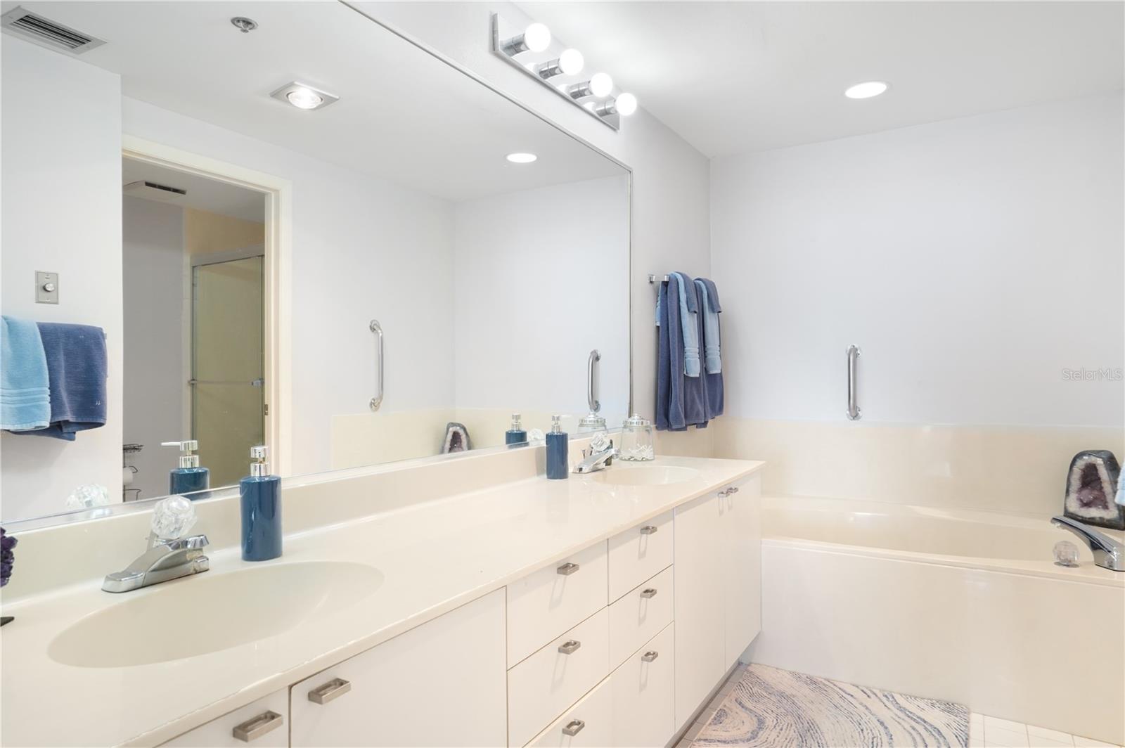 BAY PLAZA - Residential