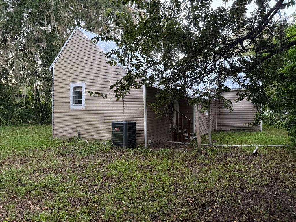 Photo of 18737 Charlotte Avenue, Brooker, FL 32622 (MLS # OM732725)