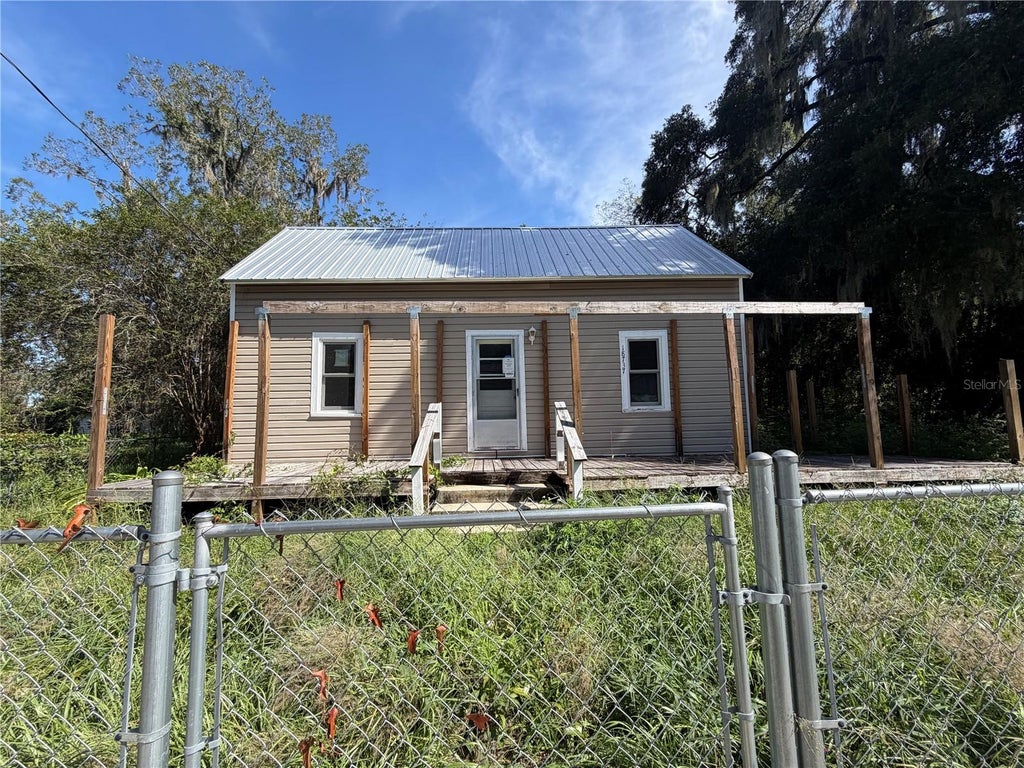 Photo of 18737 Charlotte Avenue, Brooker, FL 32622 (MLS # OM732725)