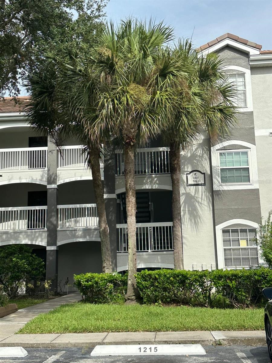 Beautiful 2 bed / 2 bath condo in gated community. Great amenities including a lakeside swimming pool, heated spa, fully equipped athletic club, indoor racquetball court as well as tennis courts, basketball courts, clubhouse, business center and so much more!