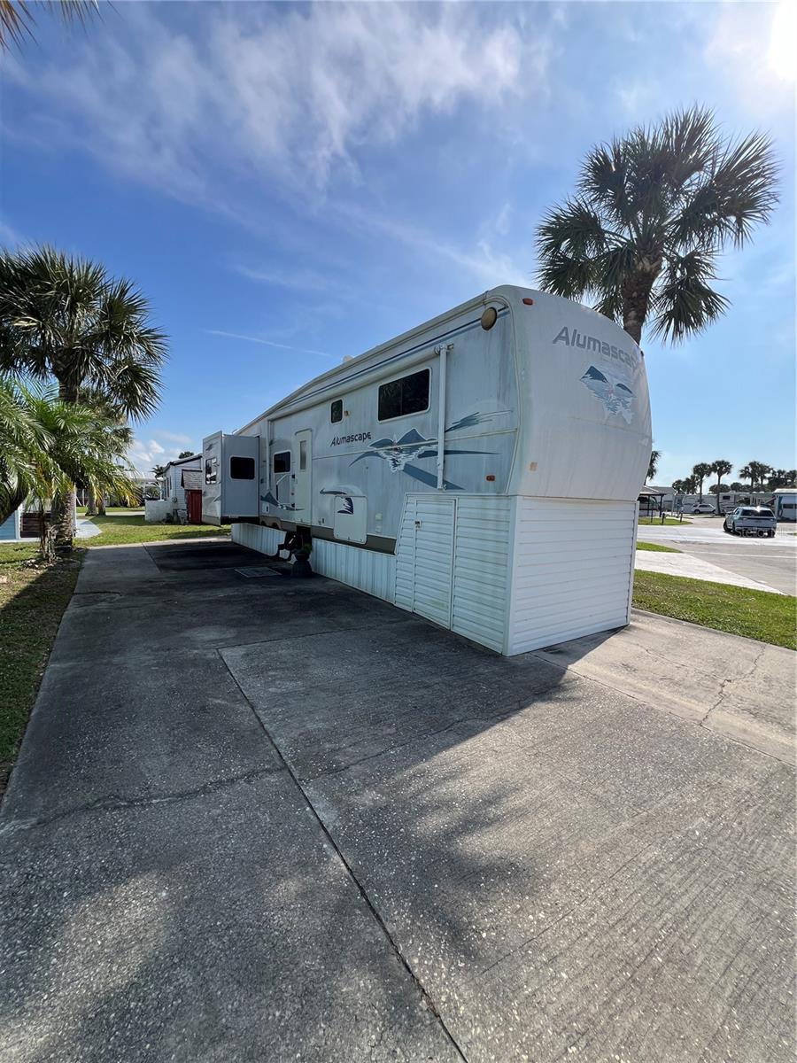 ~Ancient Oaks~ 55+ Community. 35' Holiday Rambler RV & deeded Lot. Brand new roof(2024). New full size refrigerator. New ceiling fan & Microwave in 2024. 1 Bed 1 Bath. Sofa sleeper in Living room. 4 slides. Washer & Dryer hookups.