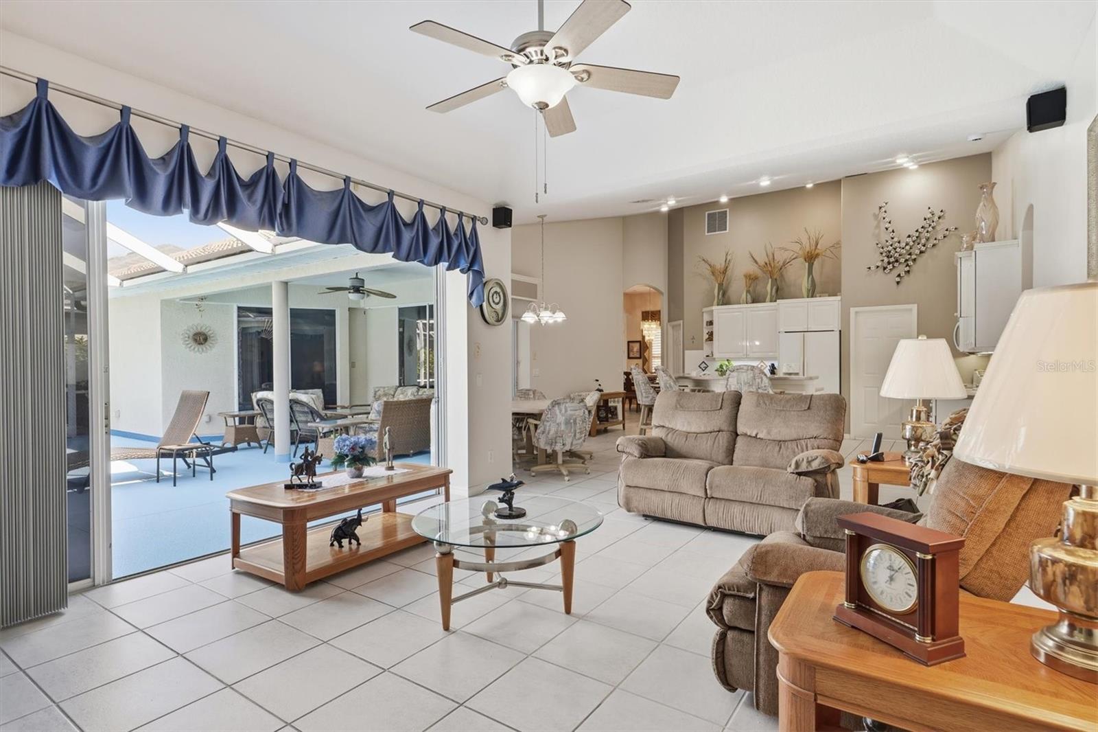 THREE OAKS - Residential