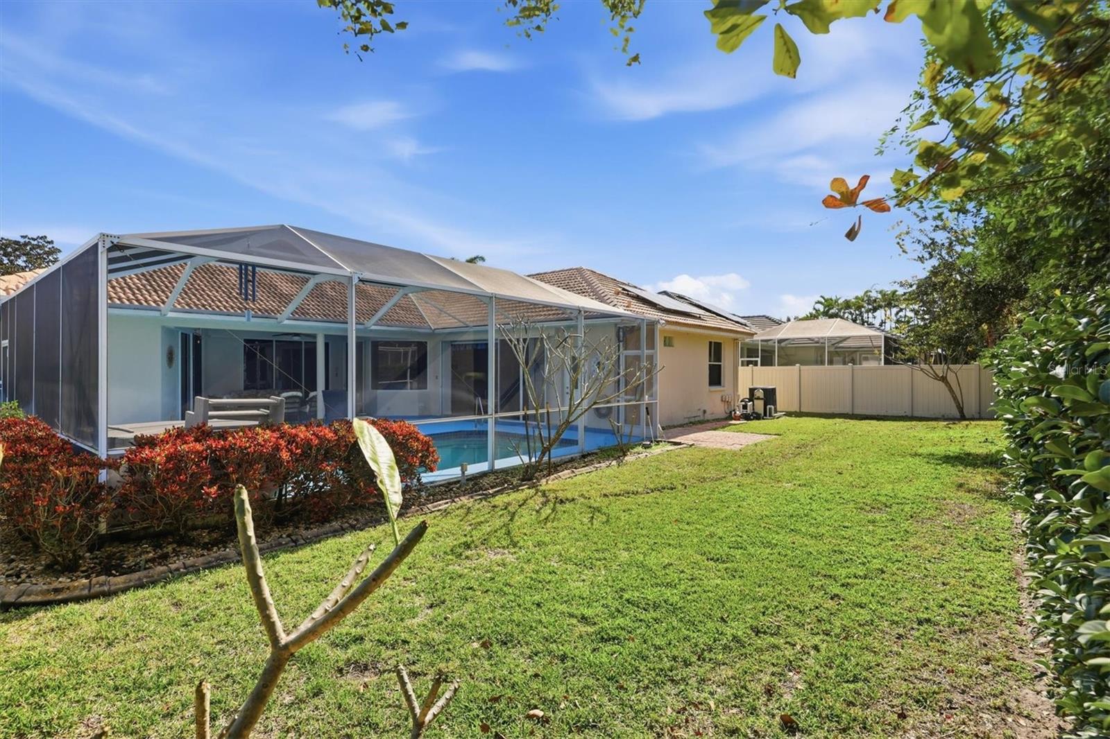 THREE OAKS - Residential