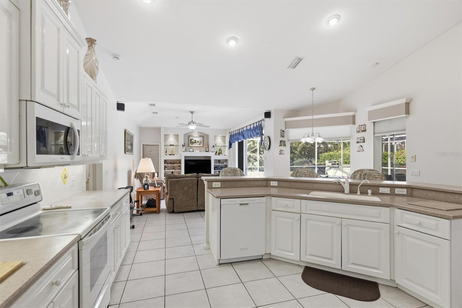 THREE OAKS - Residential