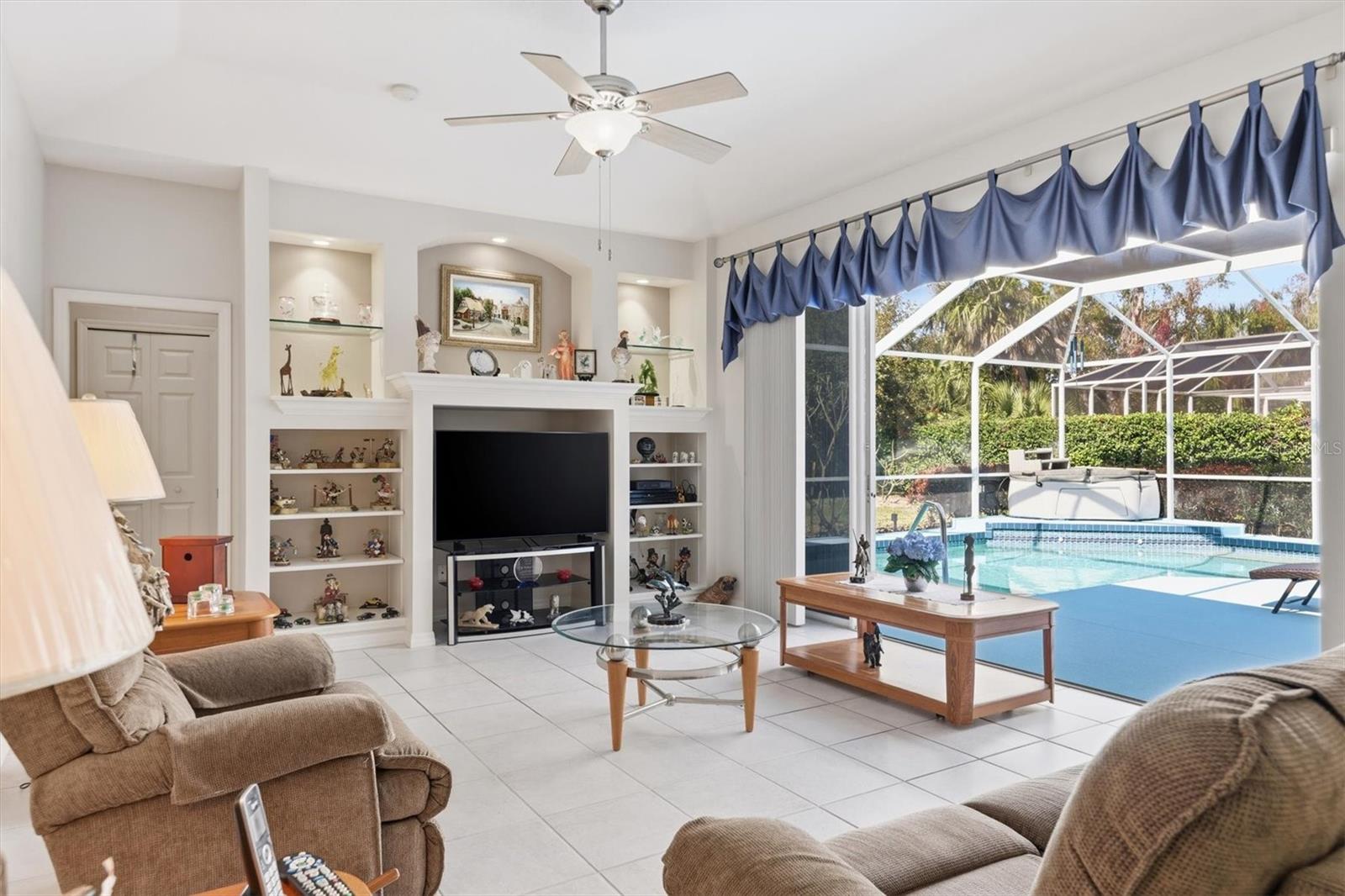 THREE OAKS - Residential