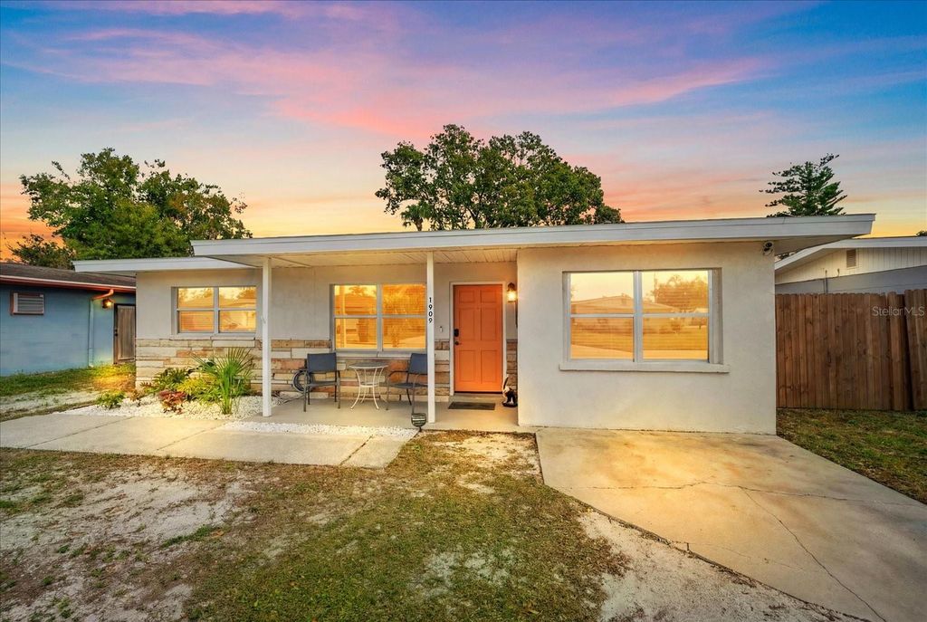 Photo of 1909 27th Street W, Bradenton, FL 34205 (MLS # A4676110)