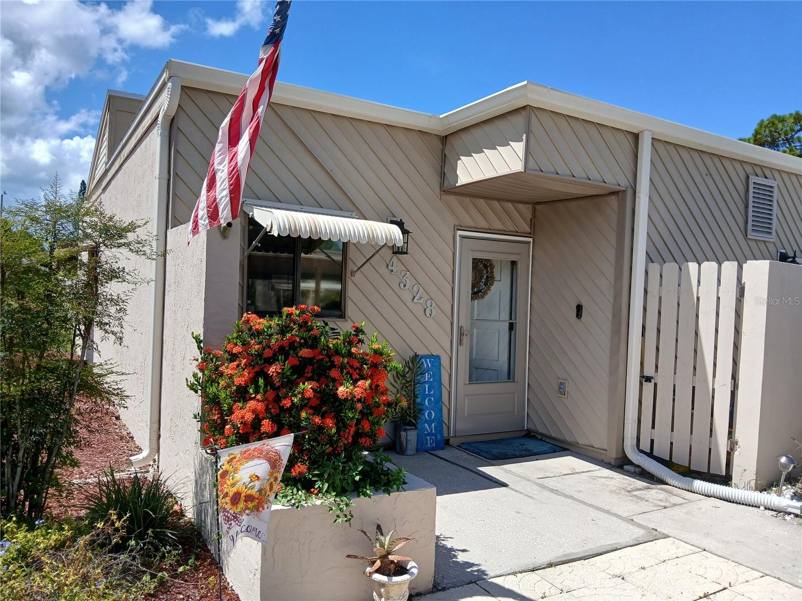 This small community of villas is the best kept secret around. $50/monthly HOA and has a pool and allows pets! No kidding! This particular unit has a new roof, florida room, courtyard, master bathroom, walk-in closets, laundry closet, tile and laminate floors, skylights! Don't miss this one.