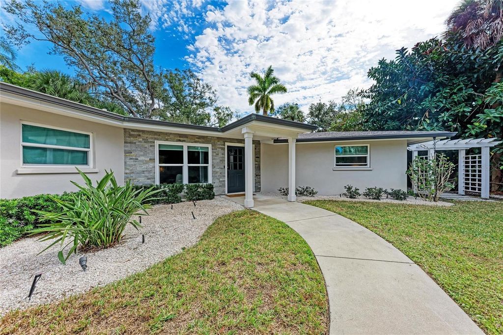 Photo of 2132 Hyde Park Circle, Sarasota, FL 34239 (MLS # N6141841)