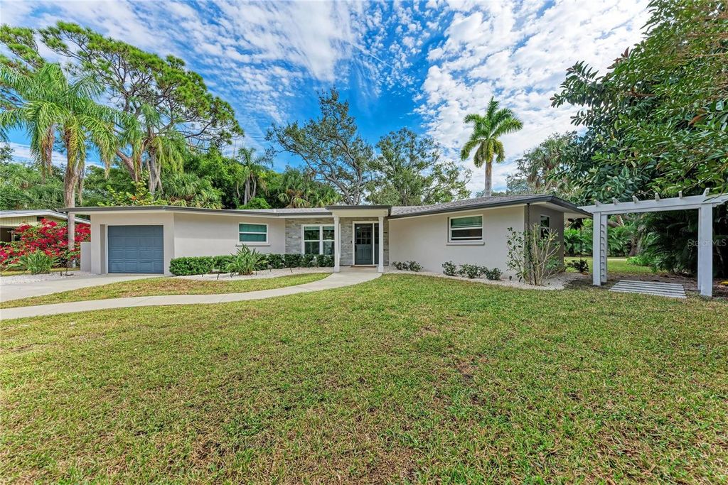 Photo of 2132 Hyde Park Circle, Sarasota, FL 34239 (MLS # N6141841)