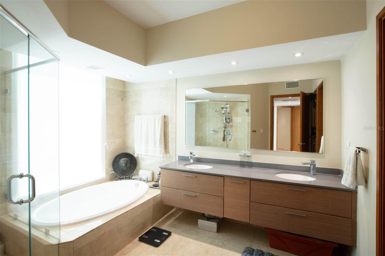 LAGUNA PLAZA - Residential