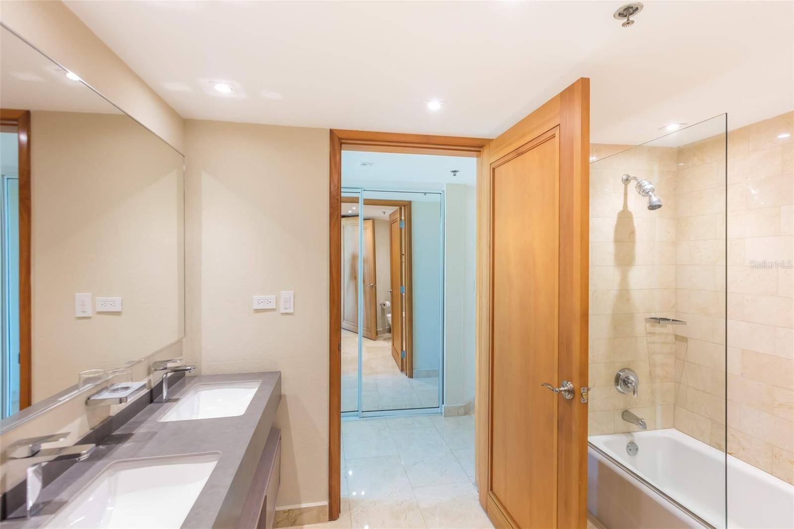 LAGUNA PLAZA - Residential