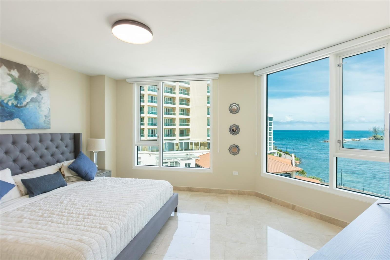 LAGUNA PLAZA - Residential