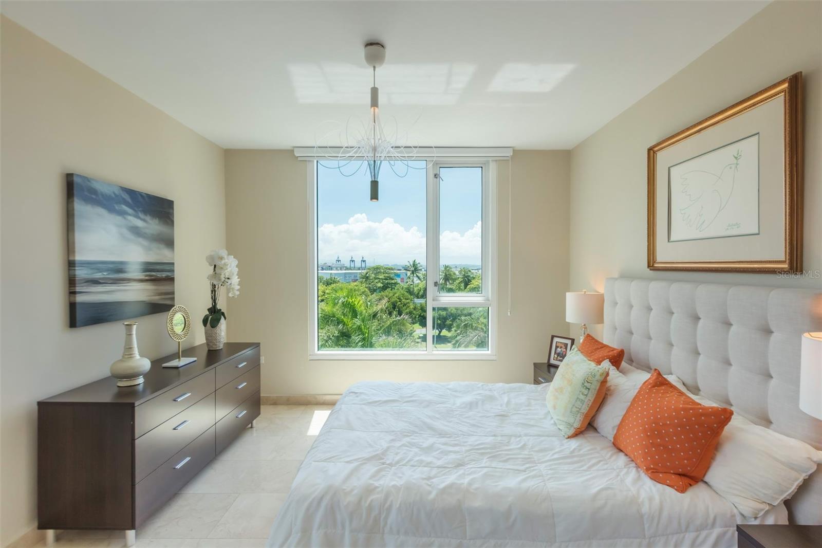 LAGUNA PLAZA - Residential