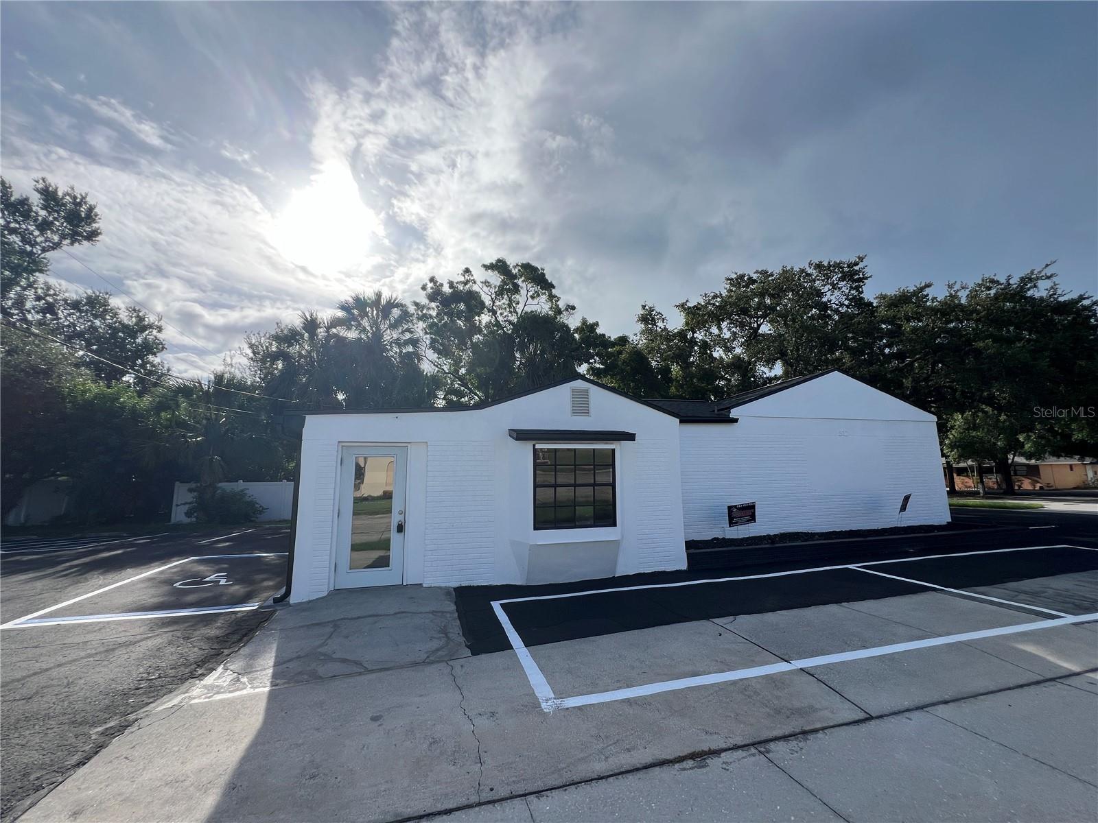 South Tampa Freestanding Medical ! This 1,913 SF freestanding medical building is a rare find in South Tampa. Not only does it exceed the necessary parking for City of Tampa code with 6.8 spaces / 1000 SF (13 spaces), but it also features 135 feet of frontage along busy S. Dale Mabry Highway, the most active thoroughfare in the market. The building has been nearly completely renovated from the top down with new roof, new LED lighting, new paint inside and out, new plumbing fixtures, cabinetry, exterior doors, door hardware, and new parking lot seal and stripe. The space is ready for immediate occupancy and features a 6-8 person waiting room with an adjoining 2 station reception office and a rear management office with built-in countertop and cabinetry and private entrance. There are 8 exam rooms (2 which are plumbed and 1 with plumbing in wall), a large patient restroom, and an additional interior staff restroom and laundry / storage room with 30 amp outlet and plumbing.
Traffic count of 37,500 VPD
Located just south of W. Kennedy Boulevard and north of I-275 and the Selmon, offering easy access to surrounding areas.