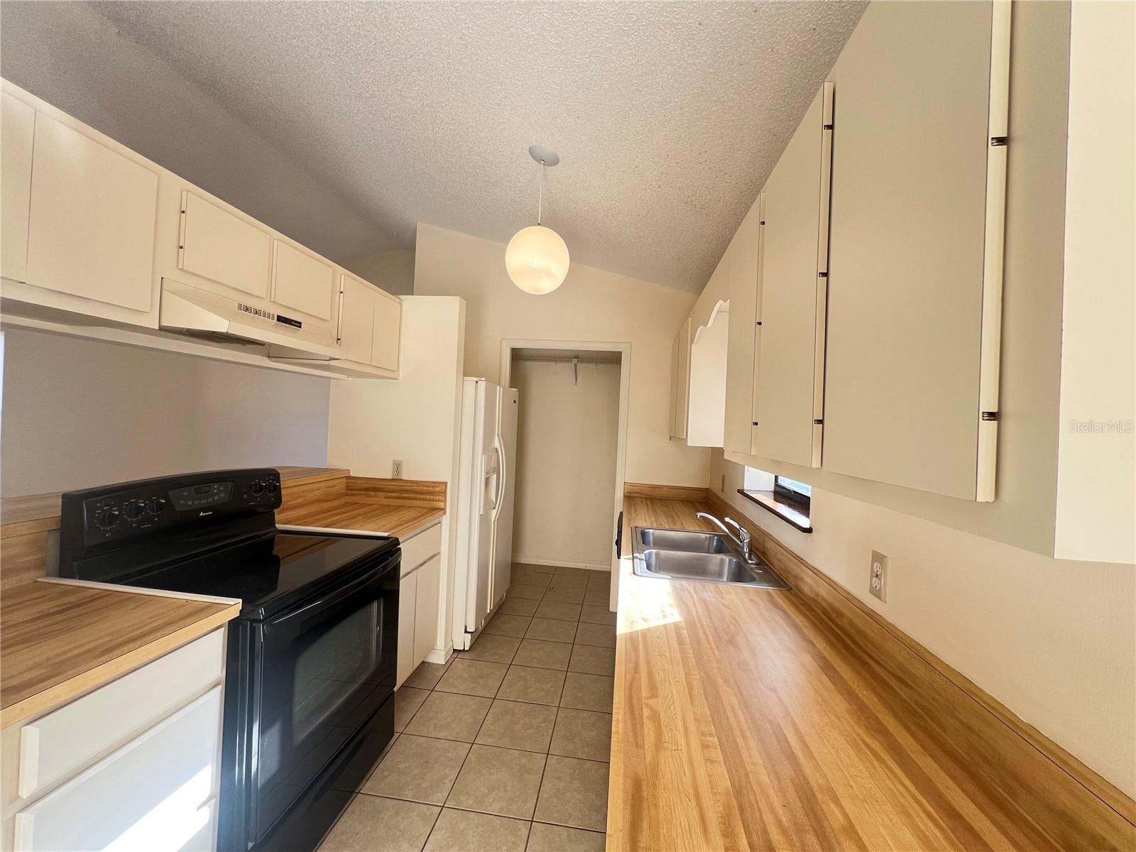 KINGSLAND COUNTRY ESTATE - Residential Lease