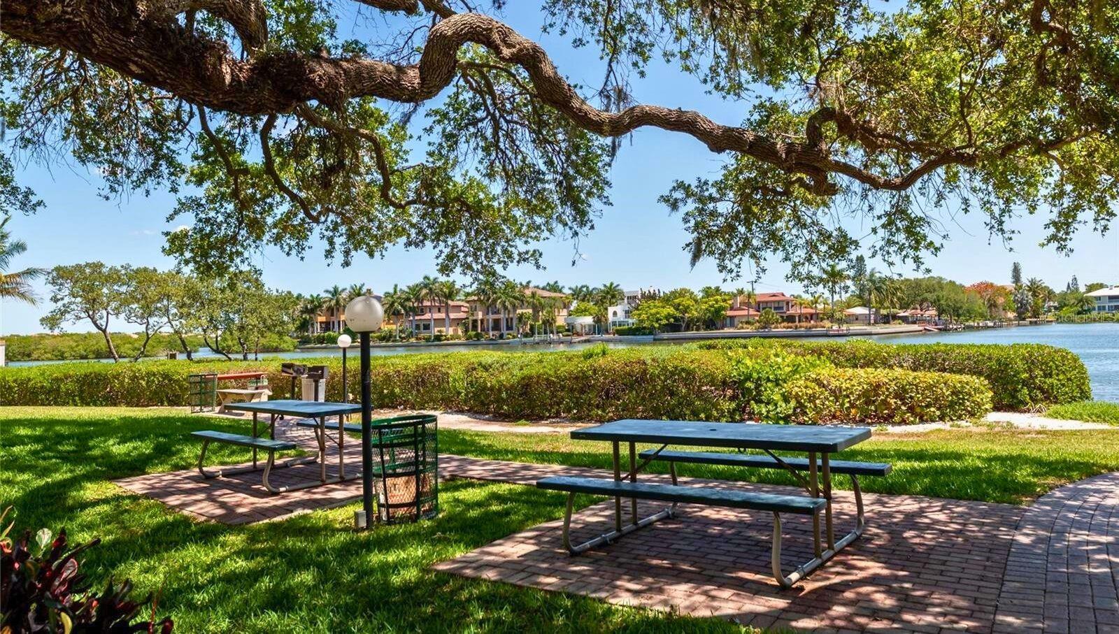 BAY OAKS - Residential