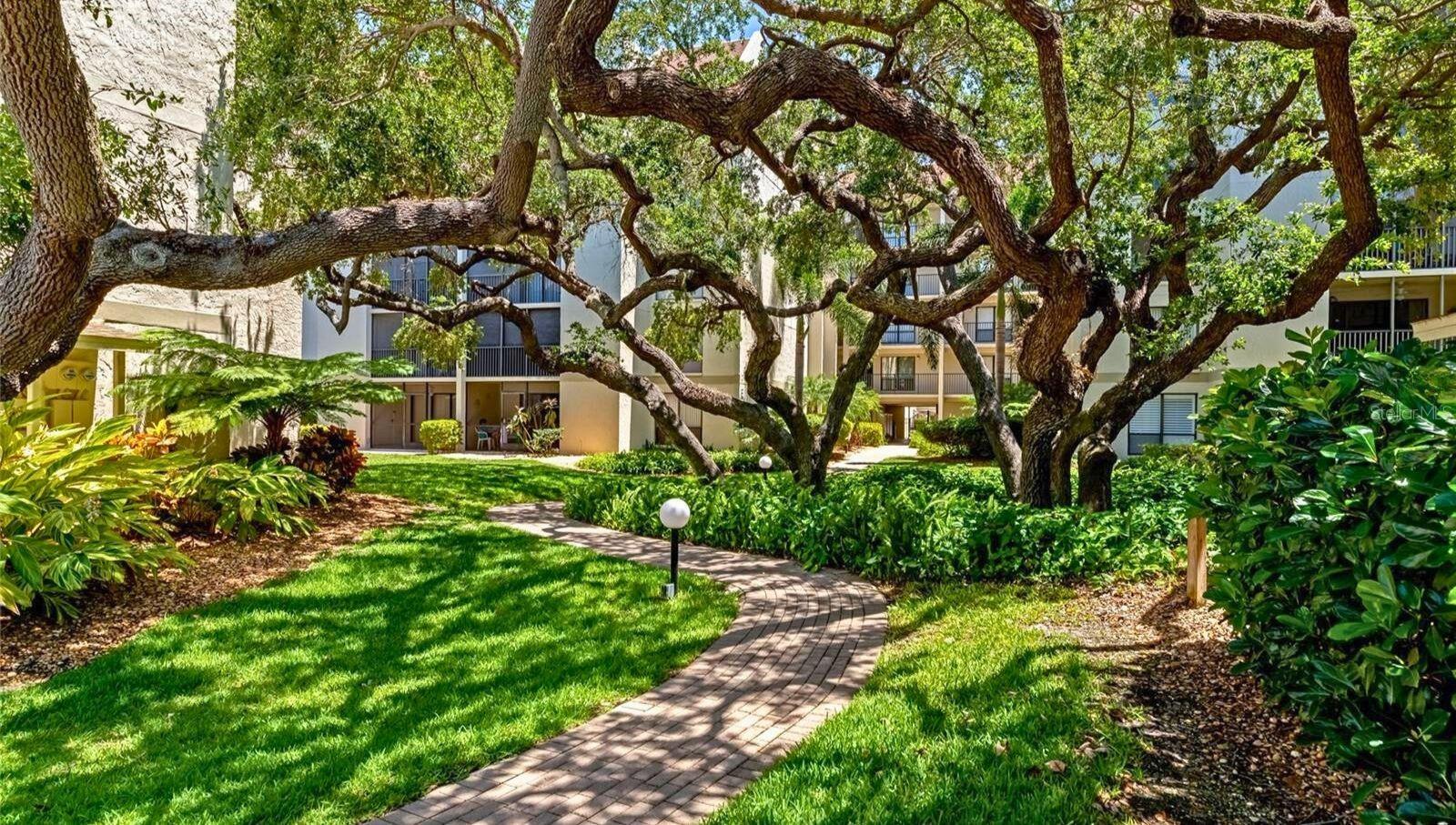 BAY OAKS - Residential