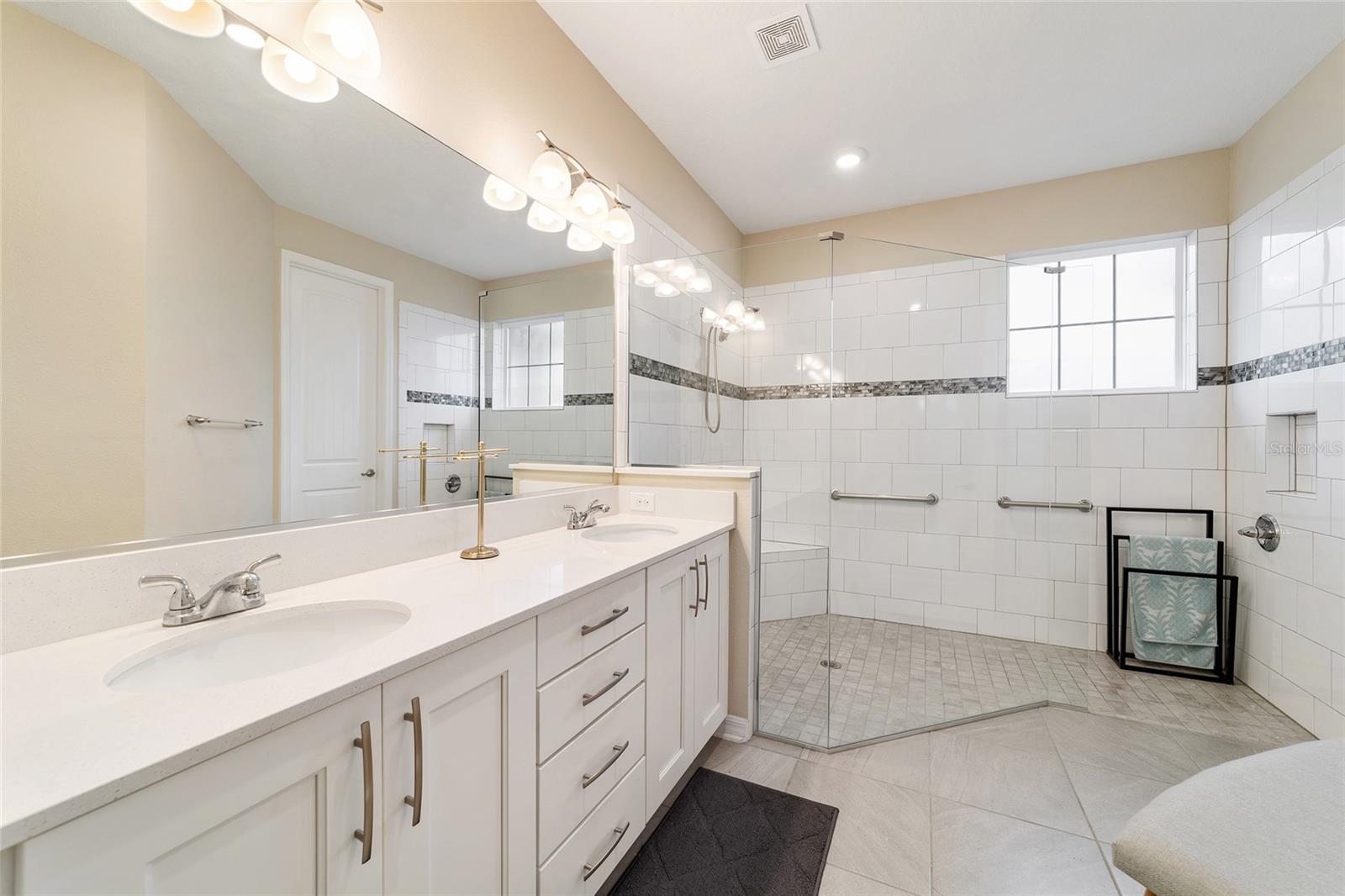 ON TOP/THE WORLD AVALON PH 7 - Residential