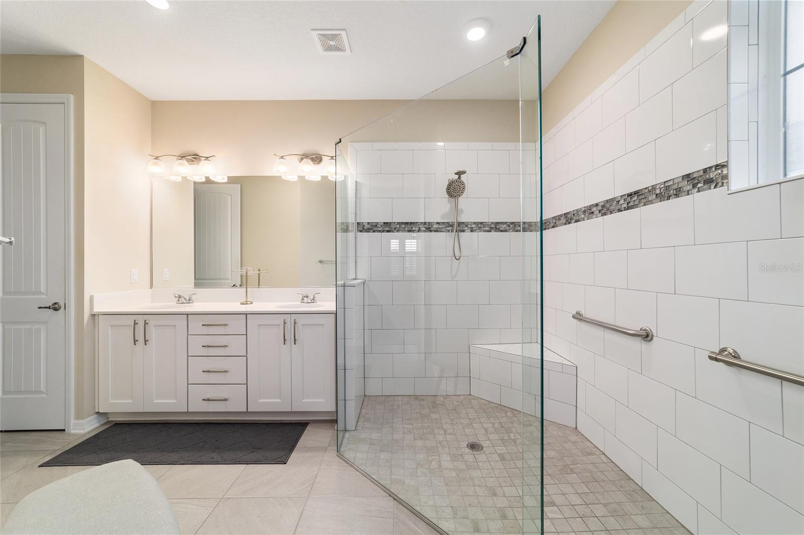 ON TOP/THE WORLD AVALON PH 7 - Residential