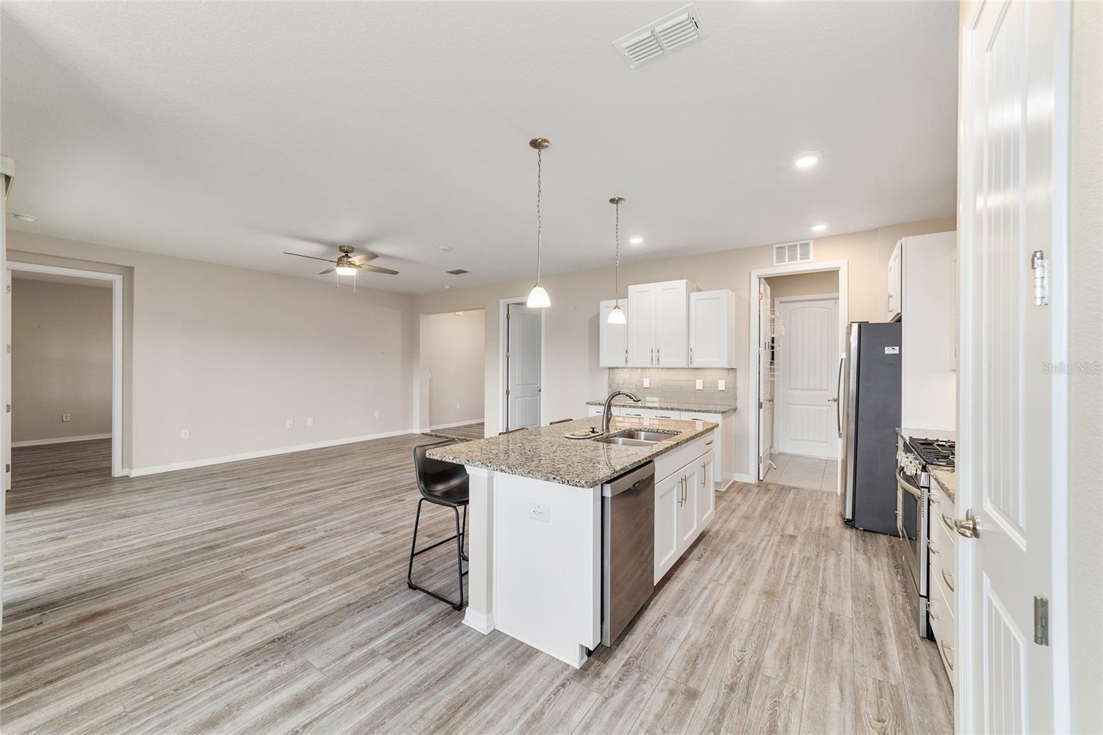 ON TOP/THE WORLD AVALON PH 7 - Residential