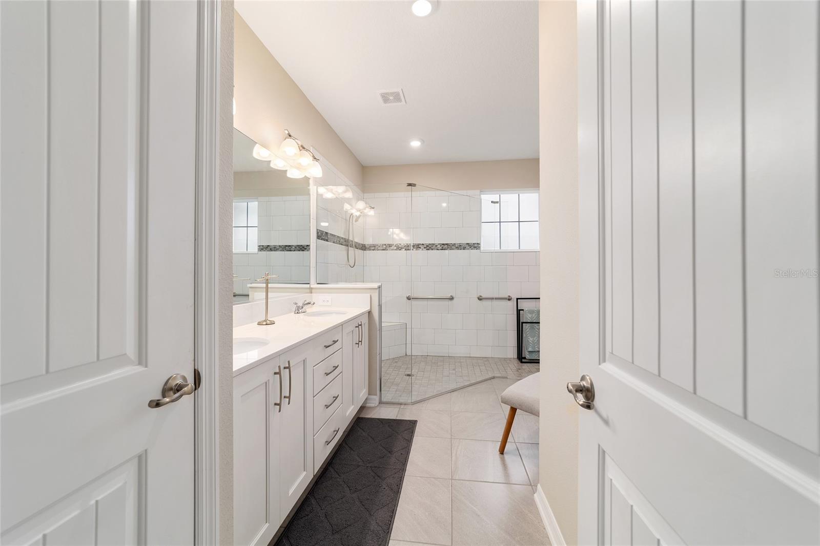 ON TOP/THE WORLD AVALON PH 7 - Residential