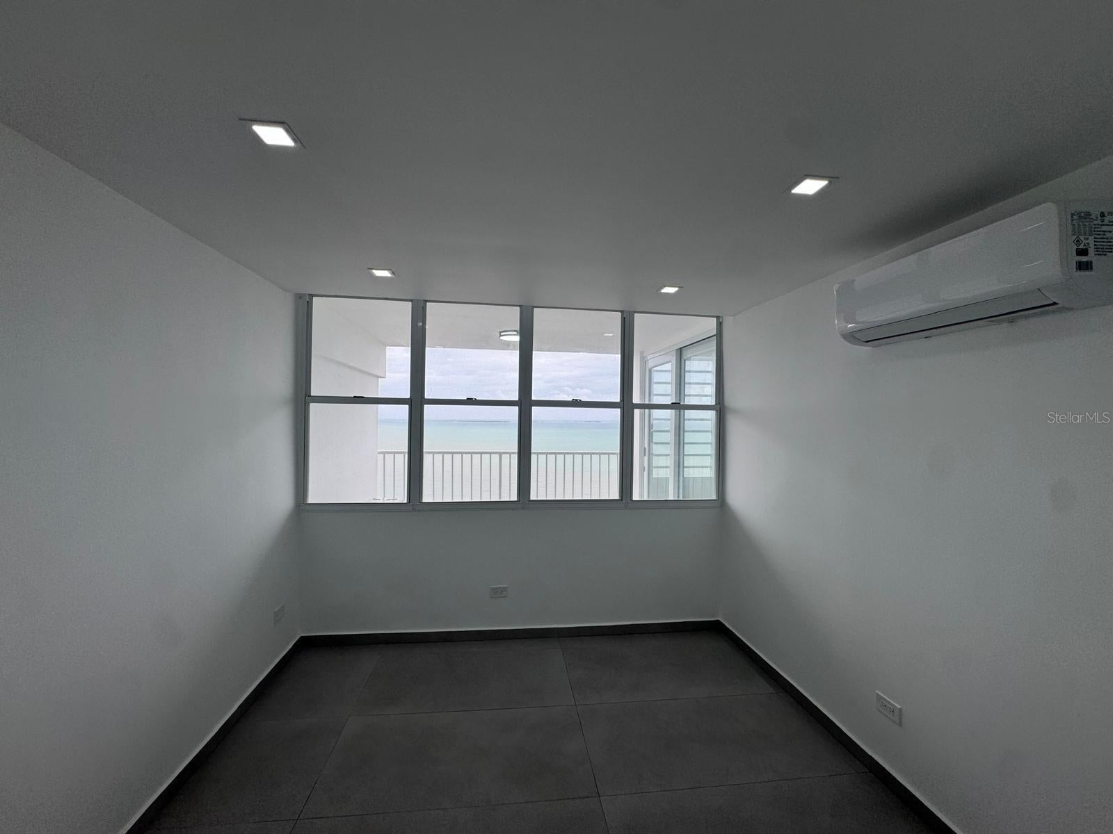 100 MARINA VIEW 2208