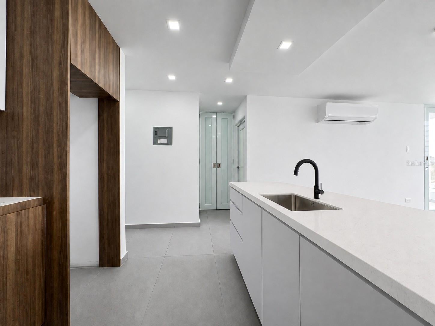 100 MARINA VIEW 2208