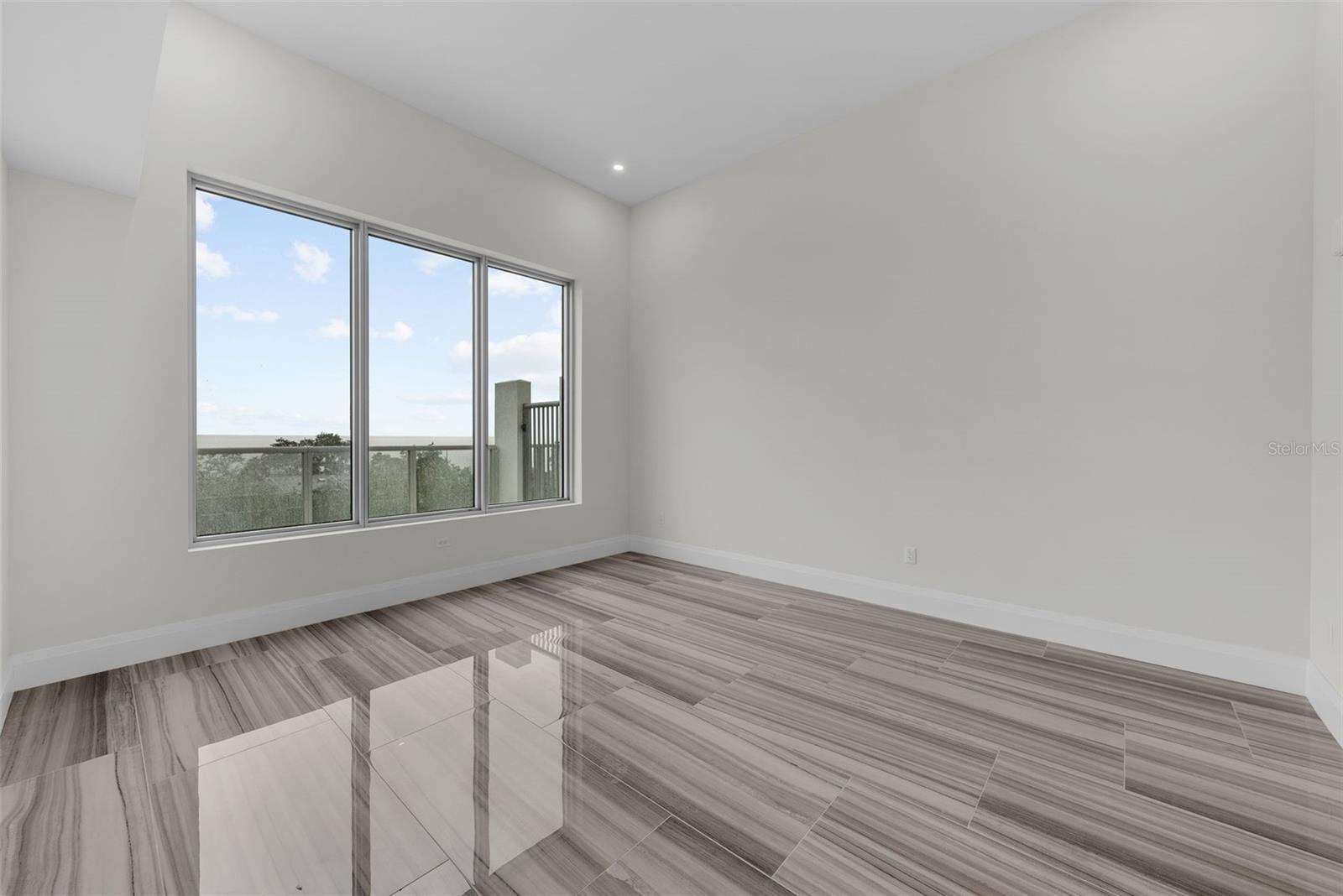 ALTURA BAYSHORE - Residential