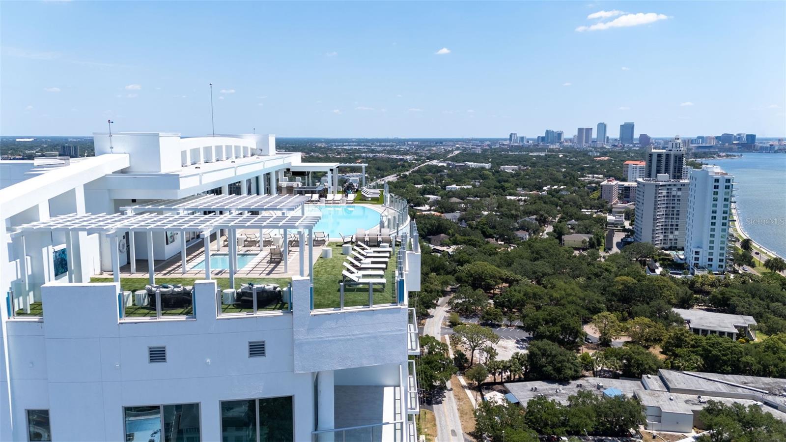 ALTURA BAYSHORE - Residential