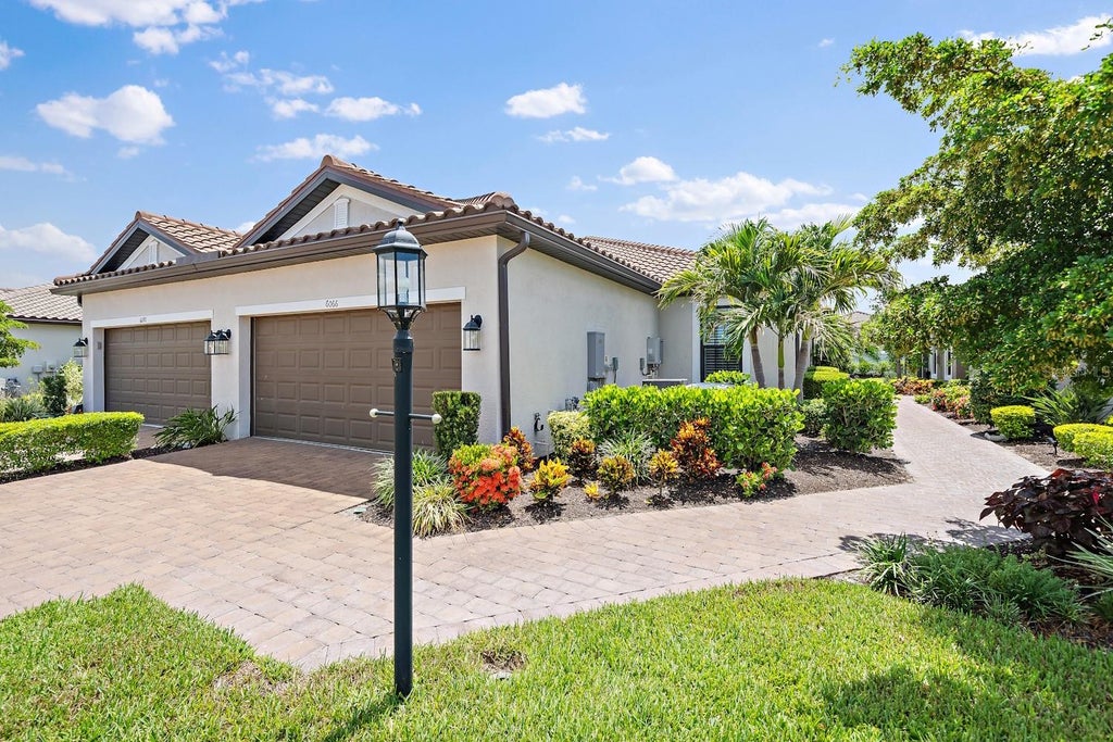 Photo of 6066 Mesa Glen, Bradenton, FL 34203 (MLS # A4698788)