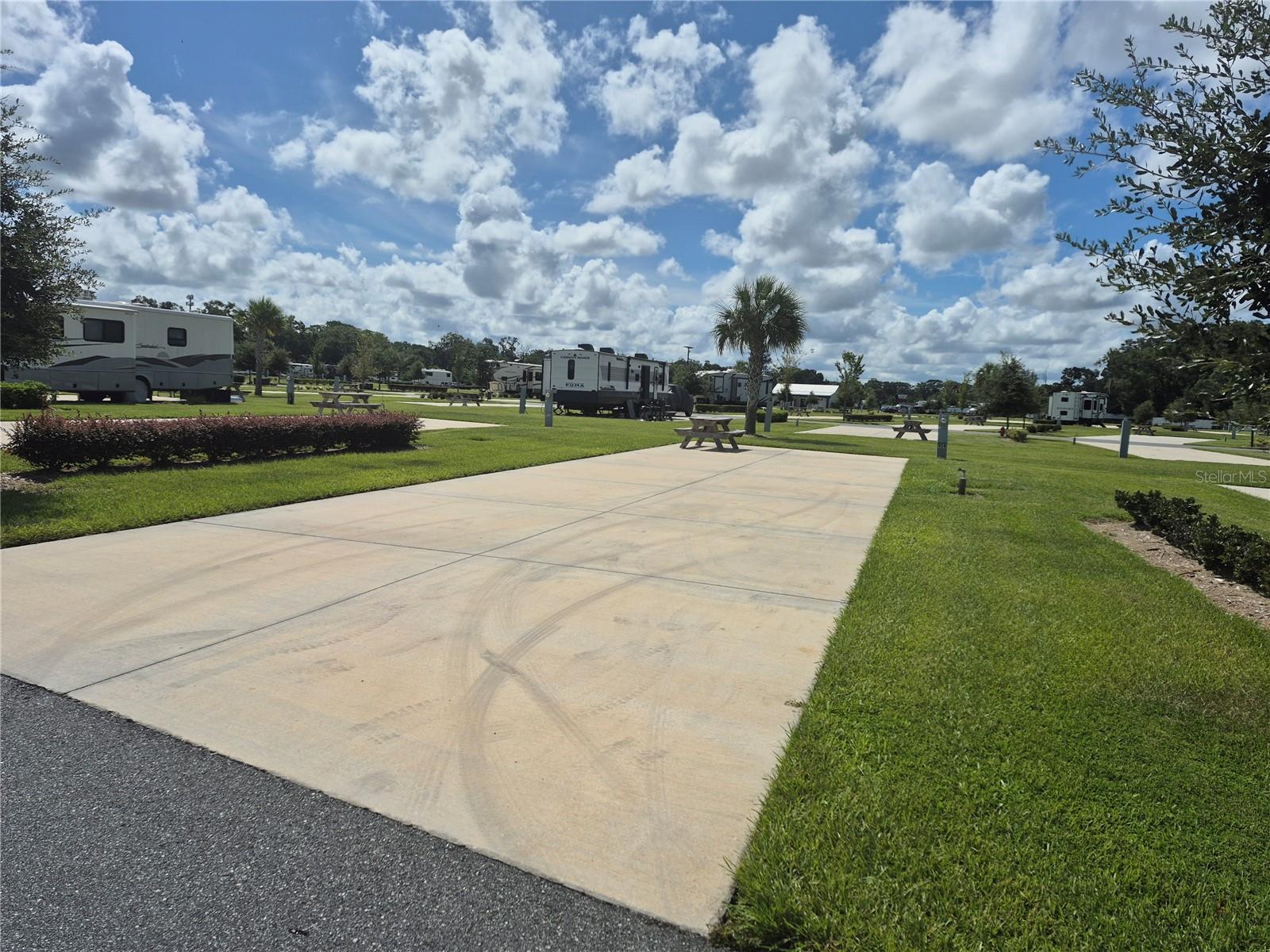 CHAMPIONS RUN OCALA LUXURY RV RESORT - Land
