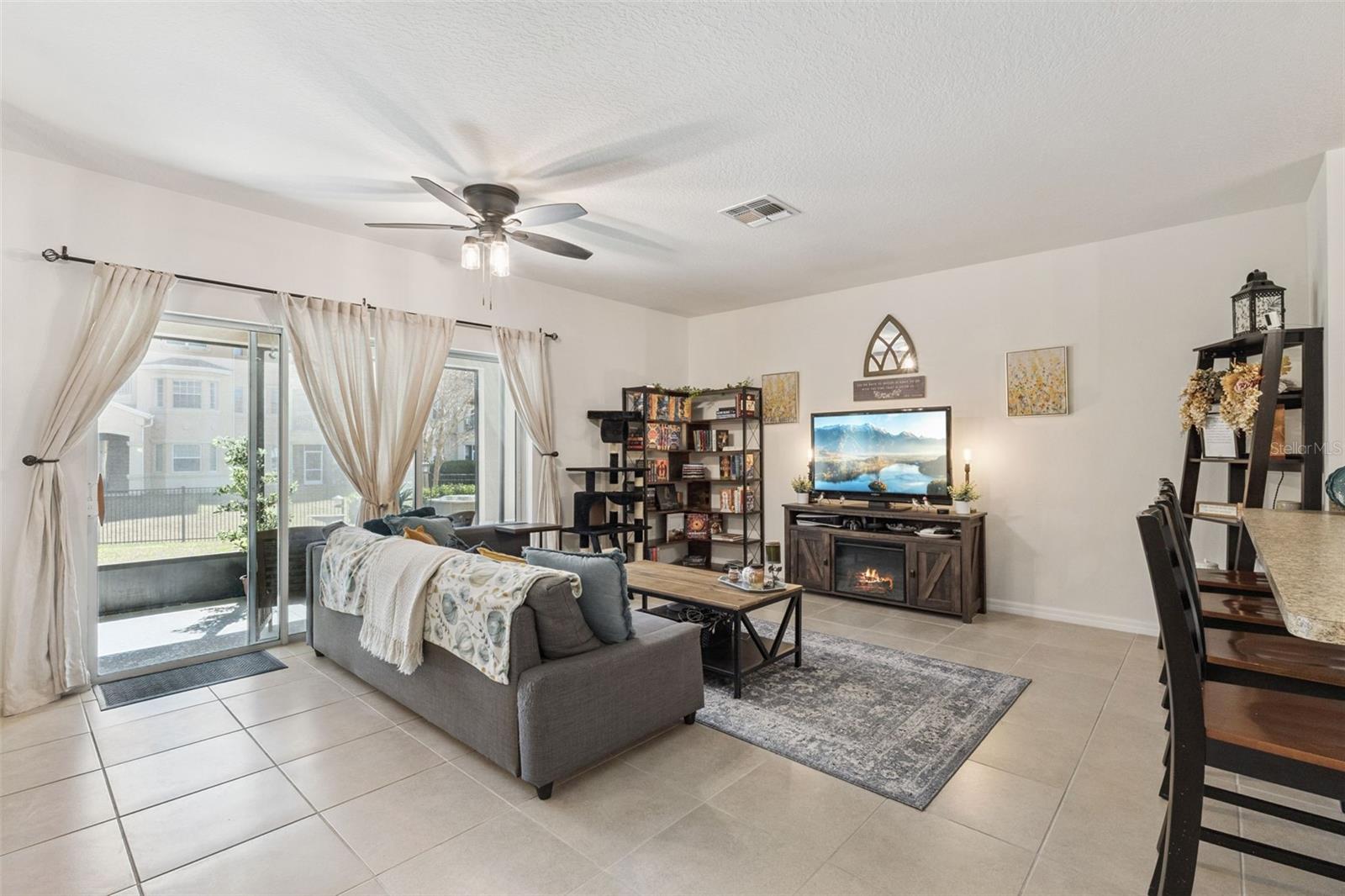 LAKE BLUFF/TOWN CENTER EAST-PH - Residential