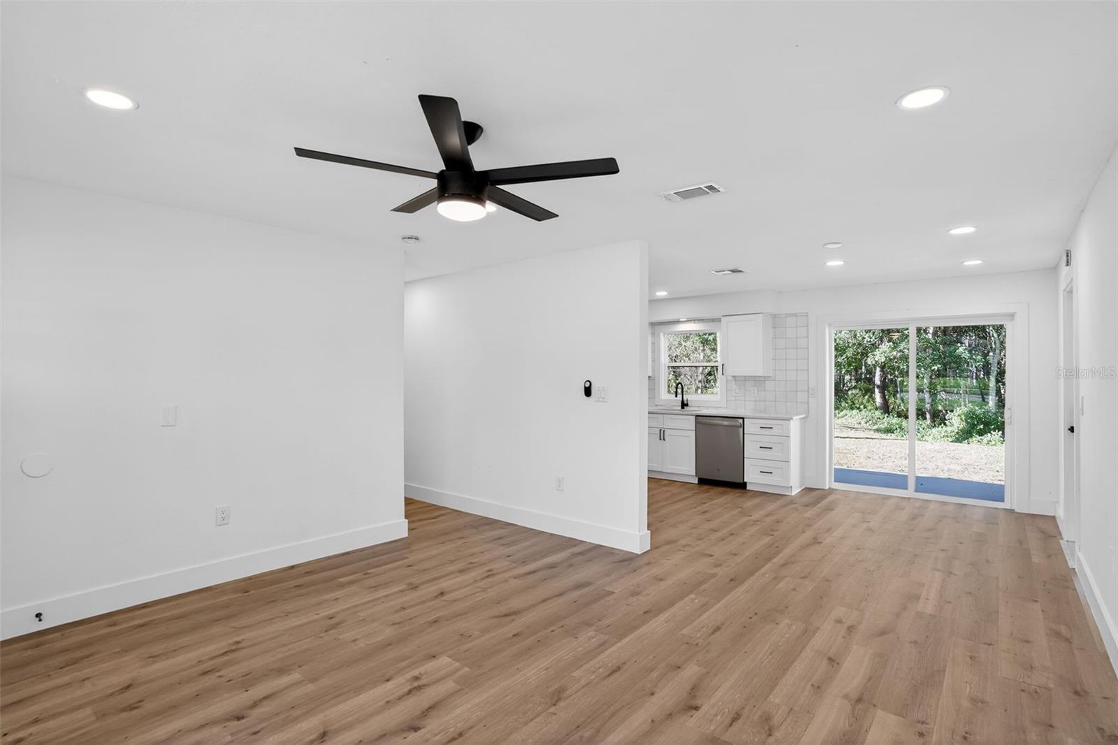 PALM LAKES ESTATES - Residential