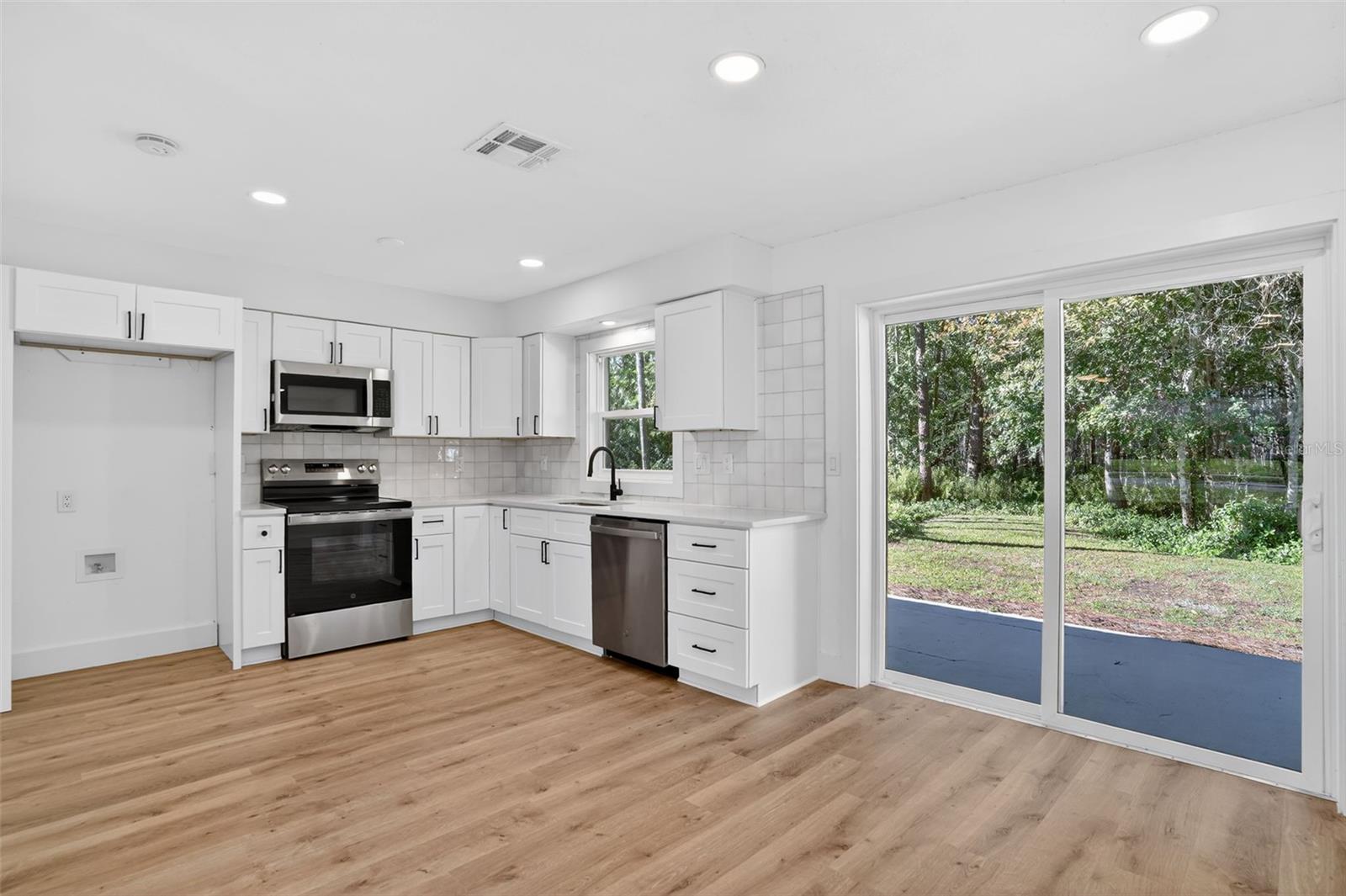 PALM LAKES ESTATES - Residential