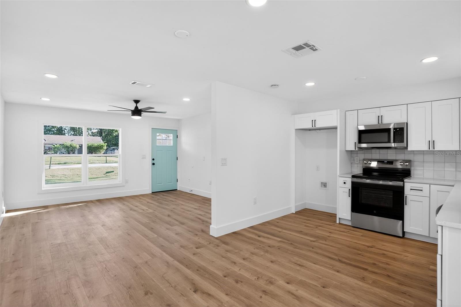 PALM LAKES ESTATES - Residential