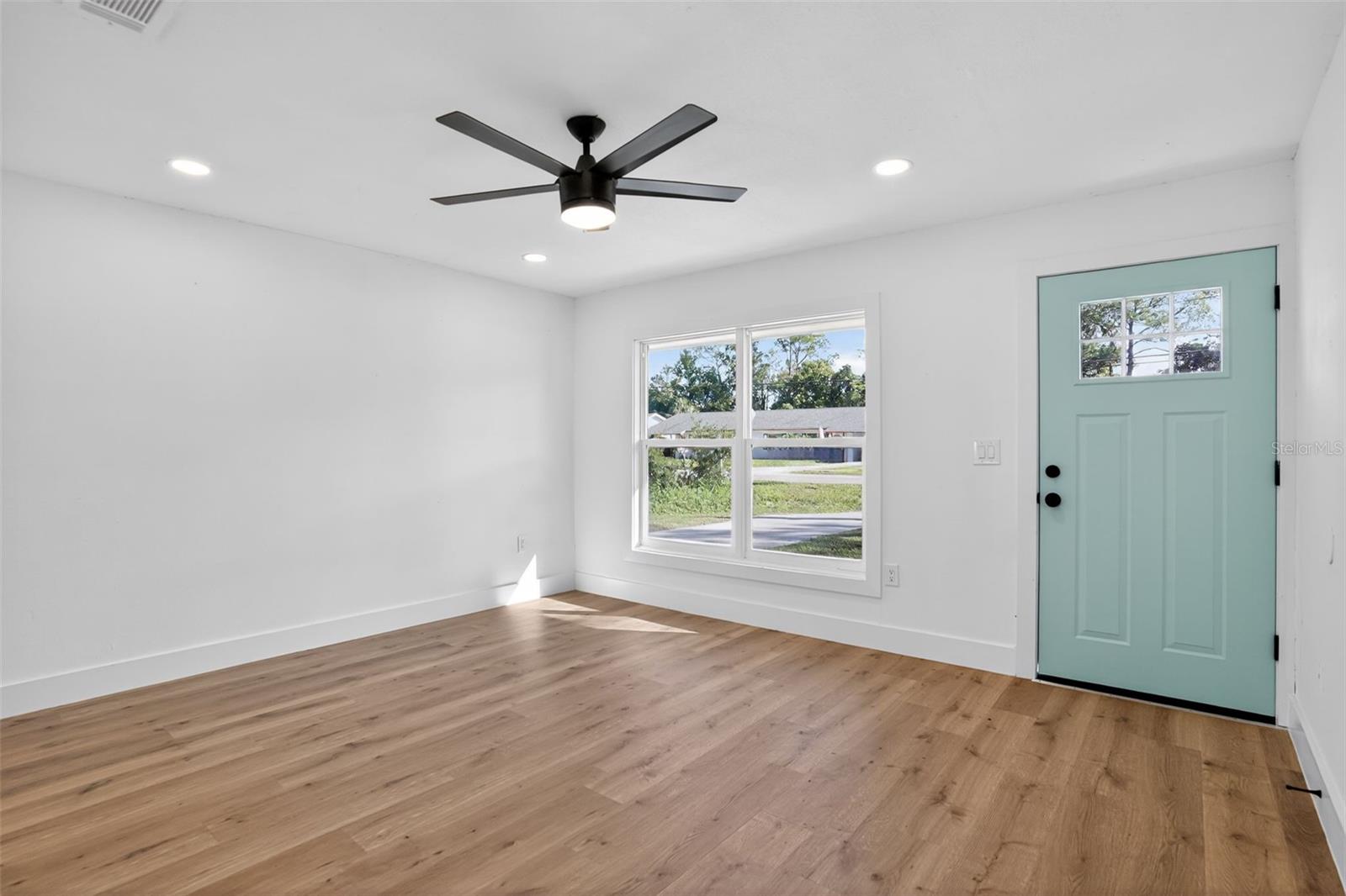 PALM LAKES ESTATES - Residential