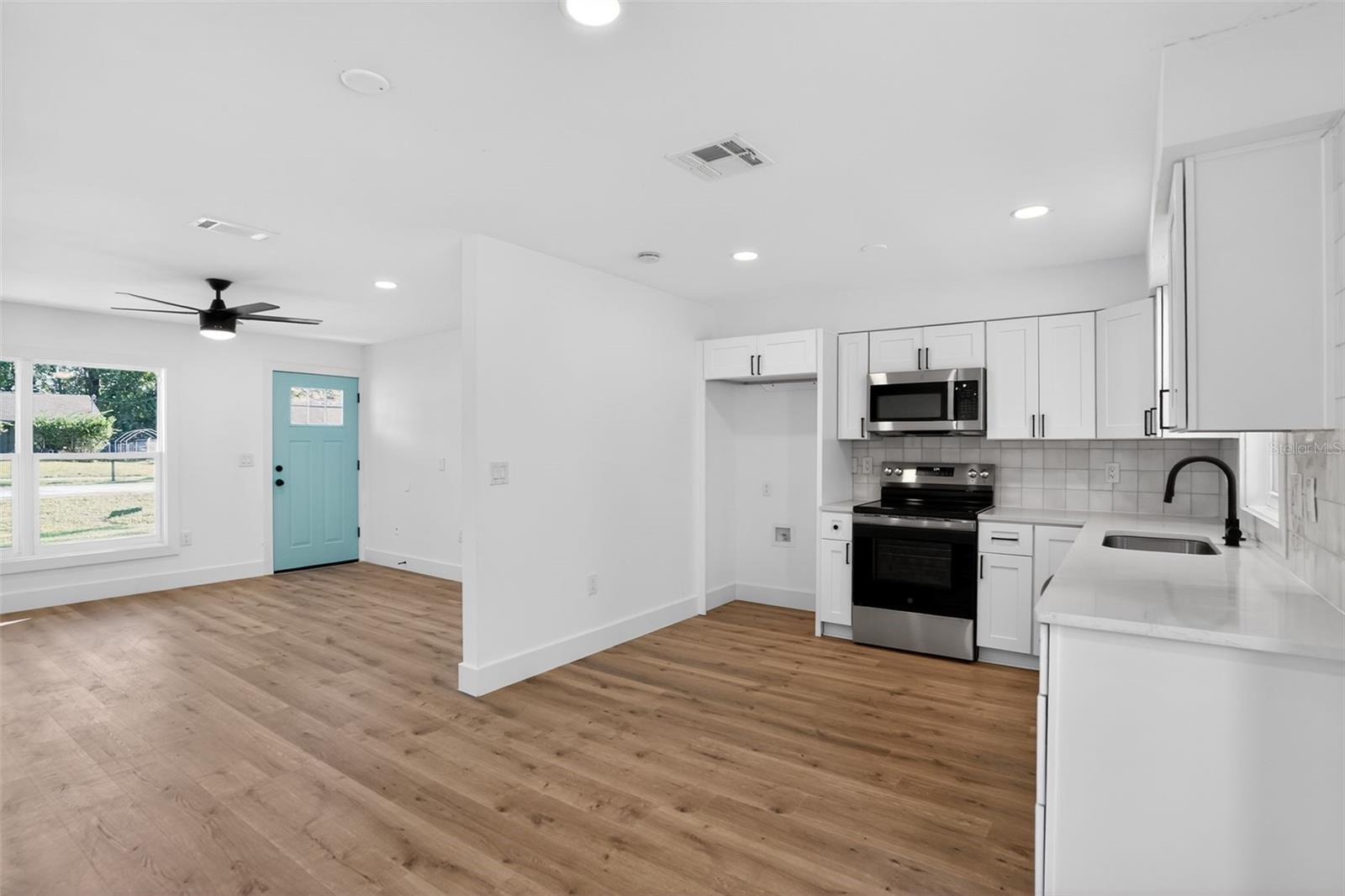 PALM LAKES ESTATES - Residential